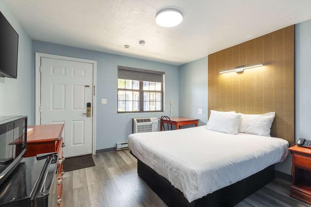 Knights Inn North Attleboro Номер фото